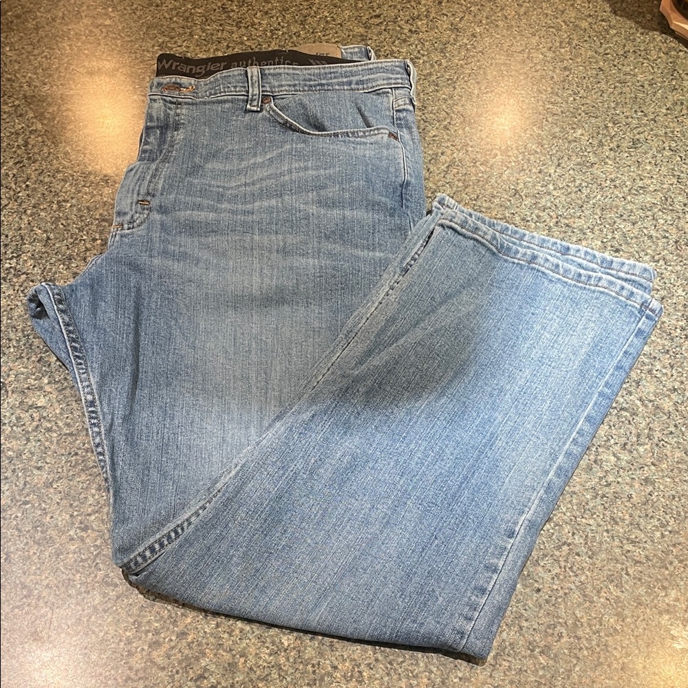 Wrangler Classic Relaxed Fit Denim Jeans in Light Blue 5 pocket 38x32